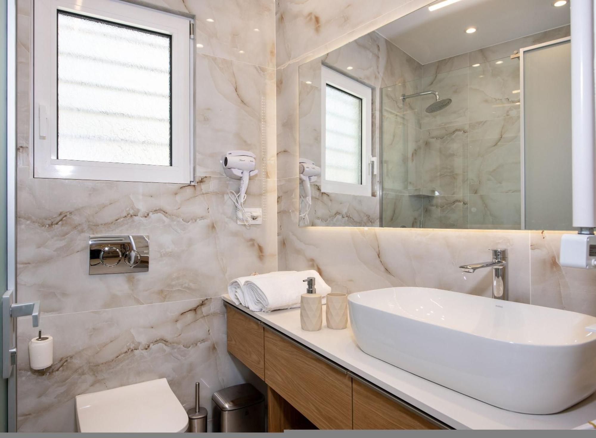 Cherry Central Luxury Suites Chania  Bagian luar foto